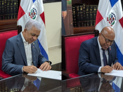 Alfredo Pacheco y Ricardo de Los Santos firman la nueva Constitución