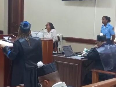 Madre de niño autista denuncia estafa de supuesta neurocientífica en tribunal