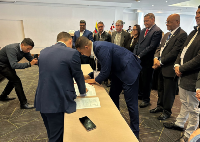 Alcalde de San Juan de la Maguana firma convenio en Colombia, representando a Fedomu