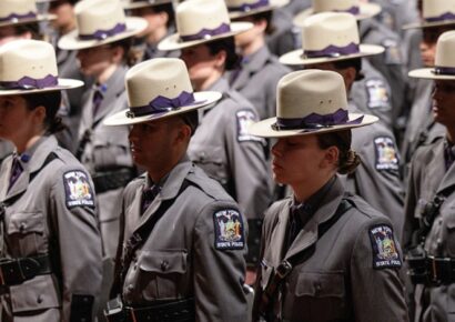 Gobernadora de NY manda tropas de la policía para reforzar combate al crimen en Queens