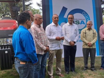 Ministerio de Agricultura Entrega tractor agrícola al ISA de Santiago para impulsar la formación agrícola