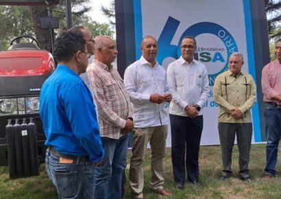 Ministerio de Agricultura Entrega tractor agrícola al ISA de Santiago para impulsar la formación agrícola