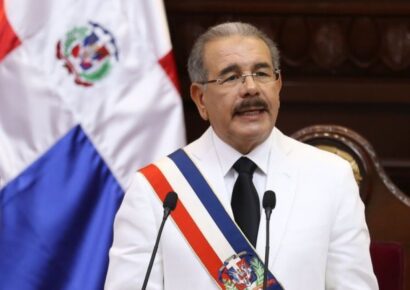 Danilo Medina se inscribe para presidir el PLD en un nuevo proceso electoral