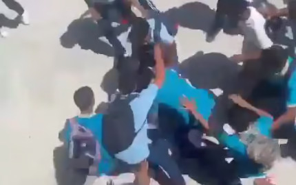 Estudiantes enfrentan a policía escolar por salida no autorizada