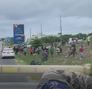 Tensión en Punta Cana: Haitianos protestan por legalización se enfrentan a migración