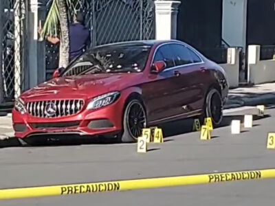 Vehículo Mercedes Benz acribillado a balas en La Vega