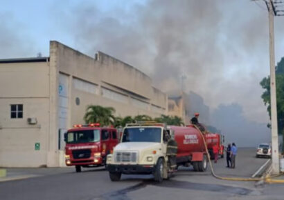 Incendio devora imprenta Alsack en Santiago sin dejar heridos