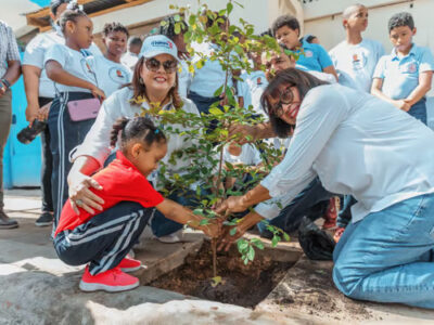 Alcaldía DN planta árboles en aceras de la calle 42 de Capotillo con estudiantes del sector