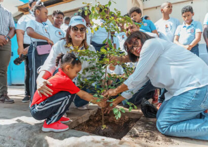 Alcaldía DN planta árboles en aceras de la calle 42 de Capotillo con estudiantes del sector