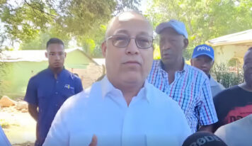 Senador Jhonoson Encarnación destina fondos del «Barrilito» a la construcción de viviendas en Elías Piña