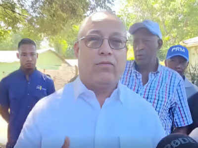 Senador Jhonoson Encarnación destina fondos del «Barrilito» a la construcción de viviendas en Elías Piña