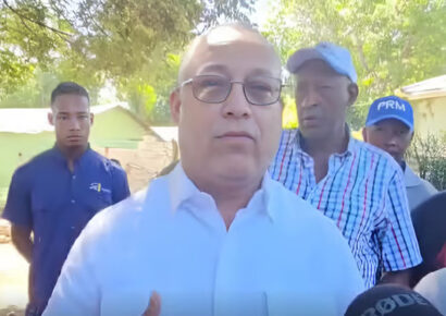 Senador Jhonoson Encarnación destina fondos del «Barrilito» a la construcción de viviendas en Elías Piña