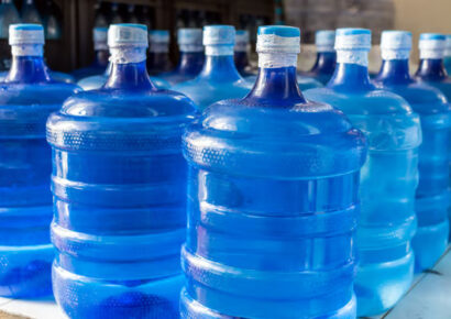 «Pro Consumidor Advierte a comerciantes sobre peligros de botellones de agua expuestos al sol»