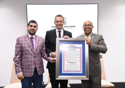 Cámara de Diputados le da reconocimiento al cantautor Alex Bueno