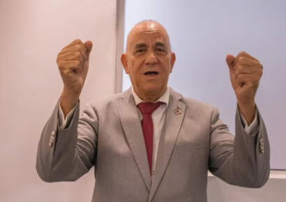 Luis de León anuncia retiro de candidatura a secretaria general del PLD