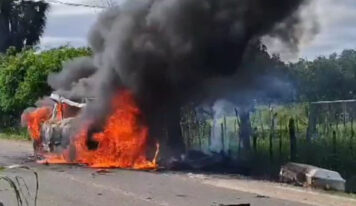 Se incendia vehículo fúnebre con varios ataúdes en Santiago Rodríguez