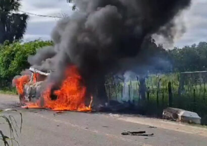 Se incendia vehículo fúnebre con varios ataúdes en Santiago Rodríguez