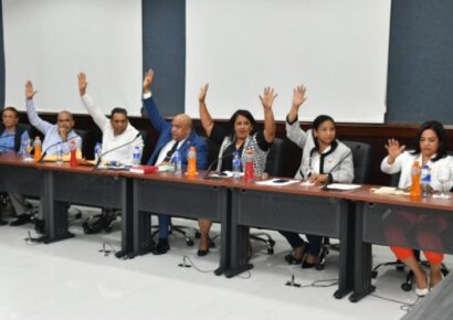 Regidores de La Vega dejan revocan la renuncia de Amparo Custodio