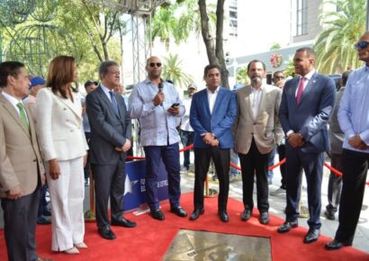 Albert Pujols es exaltado con una estrella en el Paseo de las Estrellas de la Fundación Bulevar de las Estrellas