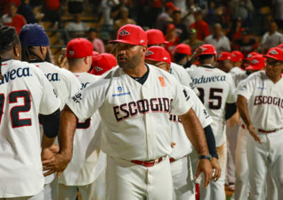 Los Leones del Escogido vencen a los toros del Este en 11 entradas y rompen Racha Negativa