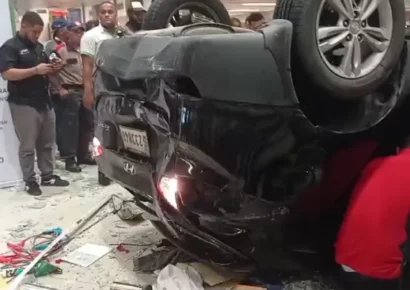 Cae vehículo desde techo de El Nacional de la 27 de Febrero