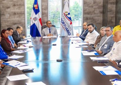 DA y Titulación acuerdan agilizar proceso de ocupantes en terrenos del Aeropuerto de Pedernales