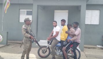 Detienen a dominicano por transportar a 3 haitianos ilegales en Dajabón