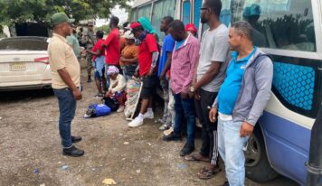 Detienen minibús con 18 haitianos indocumentados en Montecristi