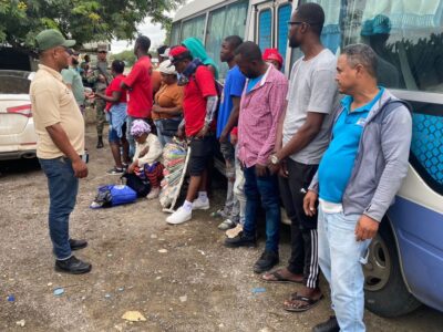 Detienen minibús con 18 haitianos indocumentados en Montecristi