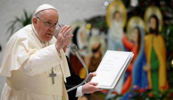 El papa: En un mundo bajo la «amenaza nuclear» es urgente «trabajar por la paz»