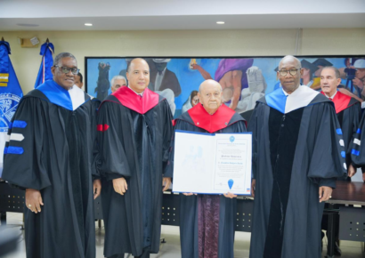 La UASD otorga el título de Profesor Honorario al Dr. Franklyn Holguín Haché por su contribución a la educación superior