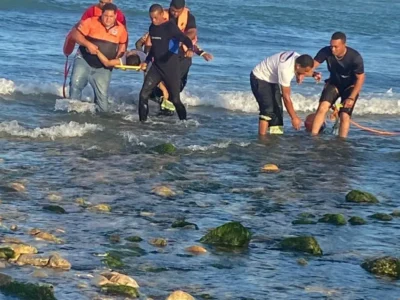 Mujer se lanza al océano con fines suicidas por tardanza en la Justicia