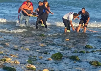 Mujer se lanza al océano con fines suicidas por tardanza en la Justicia