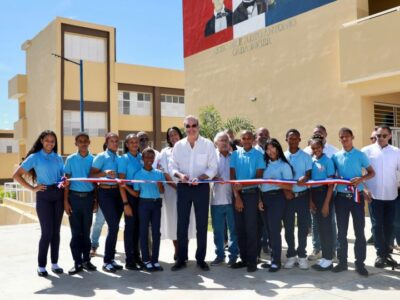 Abinader anuncia plan de construcción de 4,000 nuevas aulas