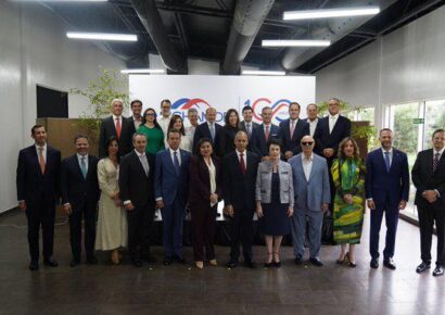 AMCHAMDR reconoce a Sanz Lovatón por su labor en Aduanas