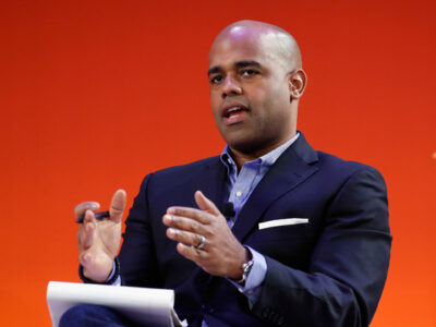 Director de Comunicaciones de Kamala Harris sugiere que Joe Biden renuncie para que ella sea presidenta por un mes