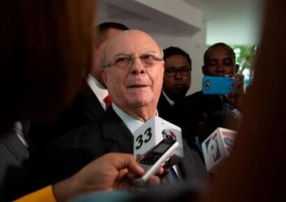 Hipólito Mejía propone reducir sueldos a médicos ante reclamaciones por aumento salarial