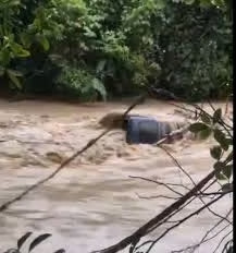 Camioneta es arrastrada por el río Gualete en Villa Isabela tras intentar cruzar el caudal desbordado