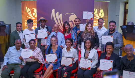 Entrega de certificados de nominación para los premios Fradique Lizardo