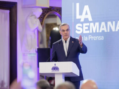 Abinader aclara que la disposición sobre facturas eléctricas y de agua es opcional y busca apoyo social para empleados públicos