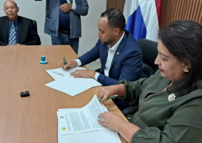 Alcaldía de Fantino y UTECO firman acuerdo de becas