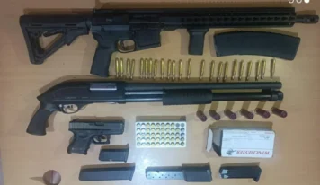 Detienen a dos venezolanos con fusil M-16 y pistola en Ensanche Naco