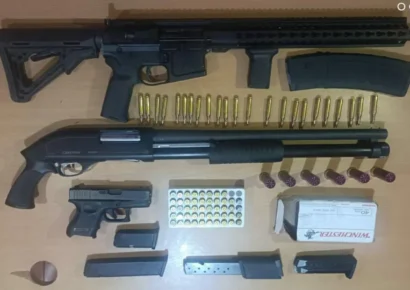 Detienen a dos venezolanos con fusil M-16 y pistola en Ensanche Naco