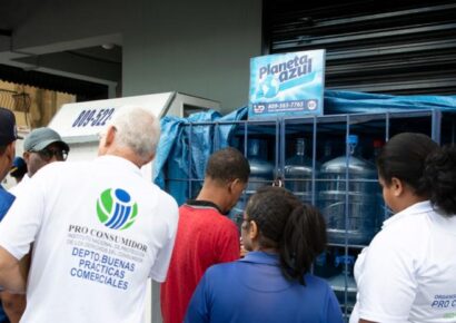 Pro consumidor decomisa botellones de agua expuestos al sol en diversos Comercios del Gran Santo Domingo y otras ciudades