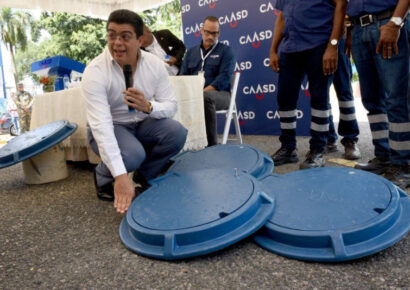 CAASD instala 40 nuevas tapas plásticas en el Gran SD para mejorar seguridad