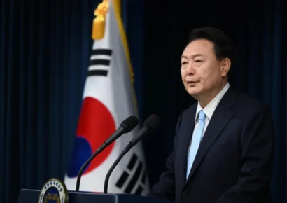 Surcorea impone prohibición de salida del país a Yoon Suk-yeol mientras se investiga por traición y otros cargos