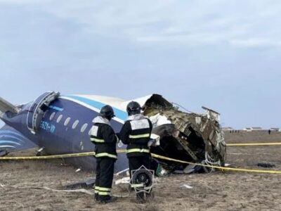 Ucrania acusa a Rusia de estar detrás del derribo del avión en Kazajistán