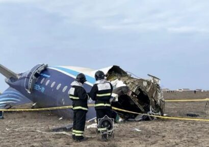 Ucrania acusa a Rusia de estar detrás del derribo del avión en Kazajistán