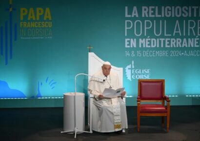 El Papa Francisco aboga por una «sana laicidad» en Córcega