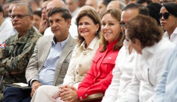 Raquel Peña entrega destacamento y celebra con uniformados en Santiago